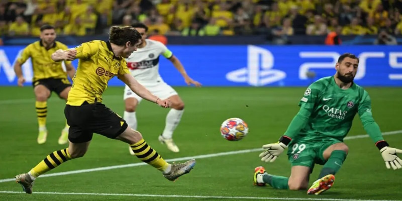 PSG gặp nhiều khó khăn với bóng dài trước Dortmund